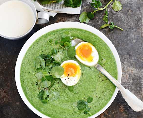Soupe de cresson aux œufs mollets
