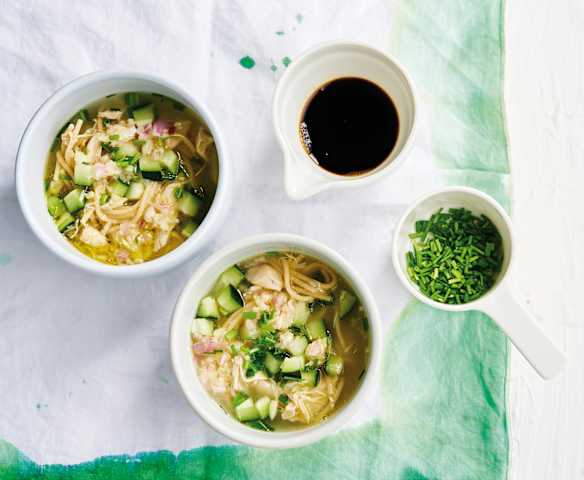 Canja de frango e gengibre com massa integral