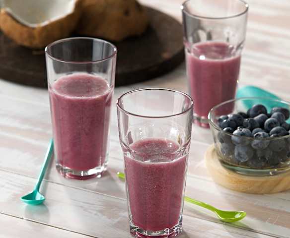 Bebida de agua de coco y arándanos