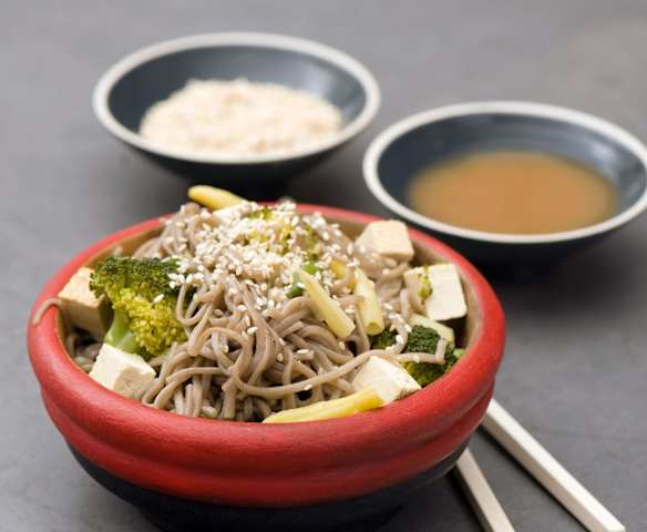 Makaron gryczany soba z warzywami i tofu