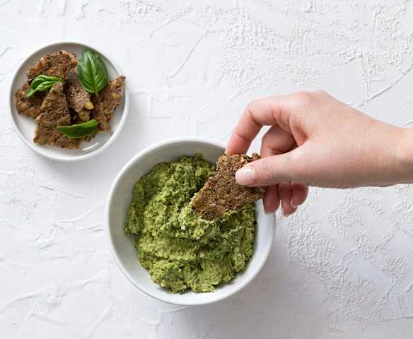 Pesto van basilicum, avocado en hennep Pesto van basilicum, avocado en hennep
