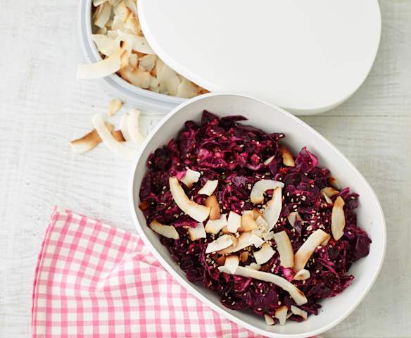 Rotkohlsalat mit Kokos-Chips