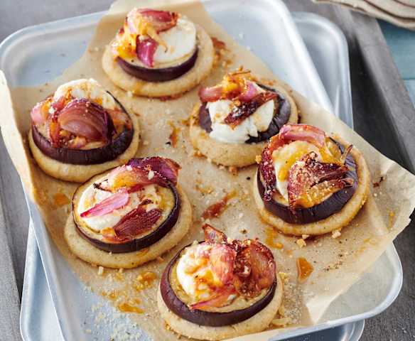 Auberginen-Käse-Törtchen mit karamellisierten Zwiebeln