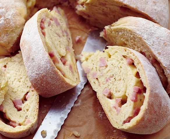 Tortano mit Schinken und Taleggio