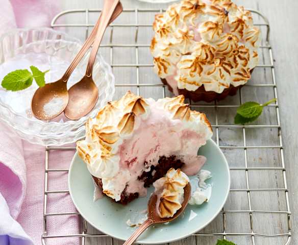Gebackenes Eis unter der Baiserhaube