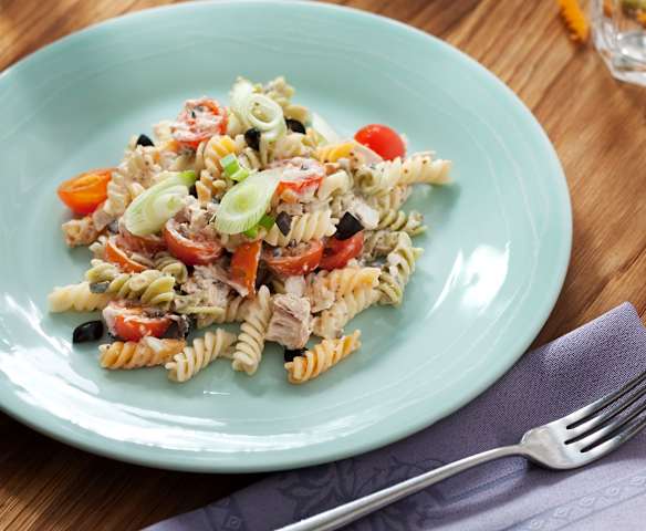 Ensalada de pasta, atún y tomates cherry