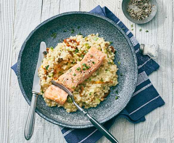 Mediterranes Graupenrisotto mit Sous-vide-Lachs