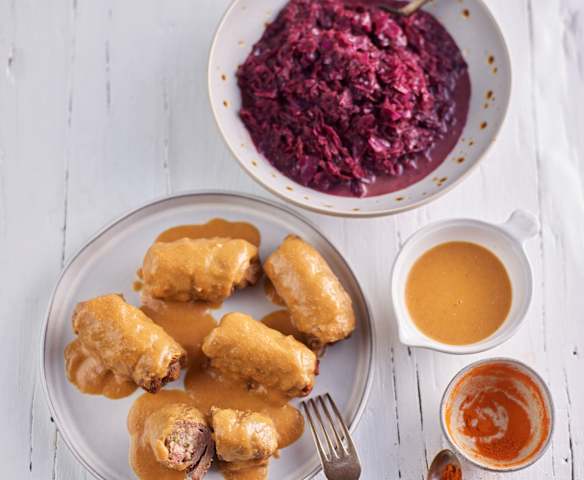 Bifes enrolados com cornichons e couve-roxa