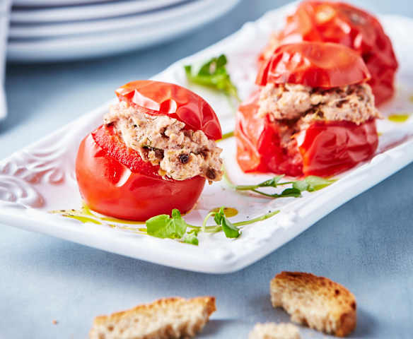 Jitomates rellenos de salmón