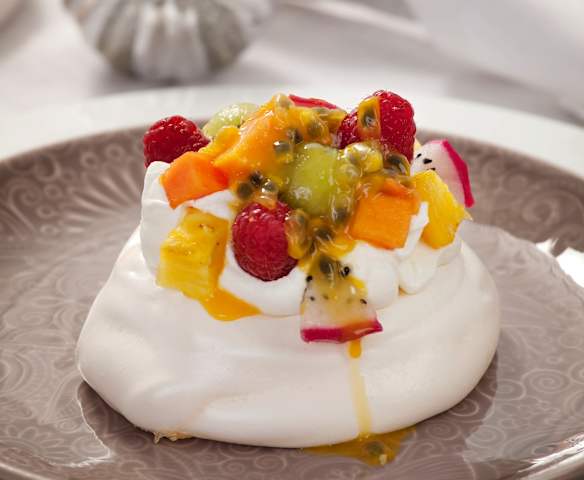 Pavlova mit Früchten