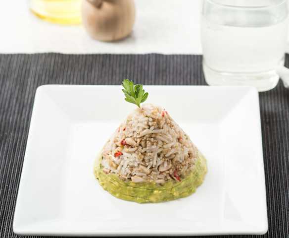 Salát z krabích tyčinek a rýže