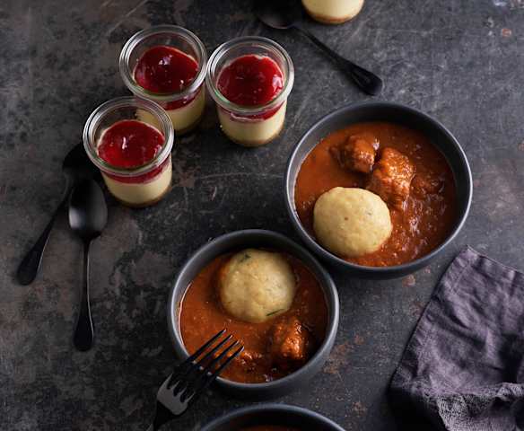Rindergulasch mit Semmelknödeln und Cheesecakes