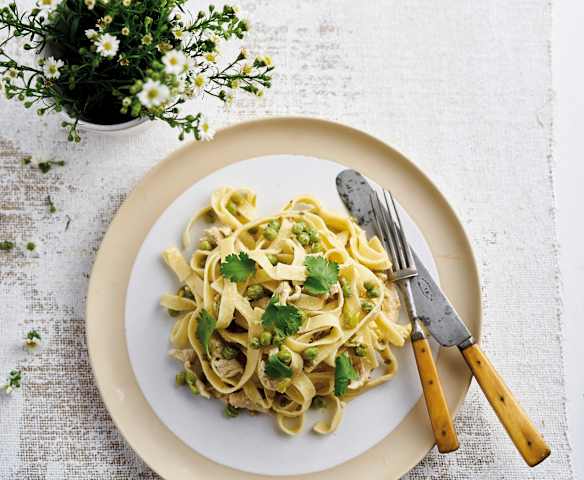 Tagliatelle com peru e ervilhas