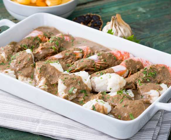 Suquet de pescado y gambones con ajo negro