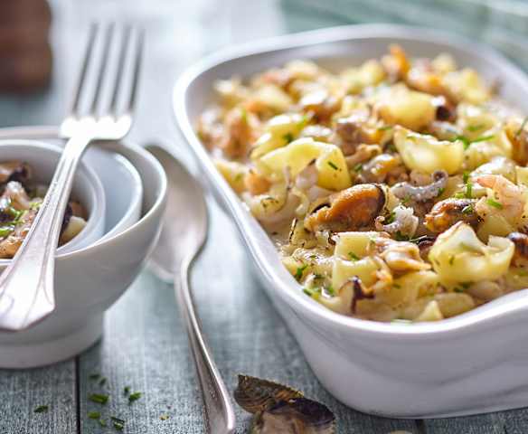 Zapékané těstoviny s plody moře a bešamelem (bez laktózy)