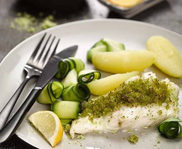 Treska v páře s petrželovou krustou, novými bramborami a cuketou