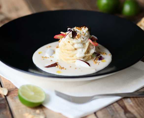 Spaghetto al branzino, cocco, lime e taralli (di Mirko Ronzoni)