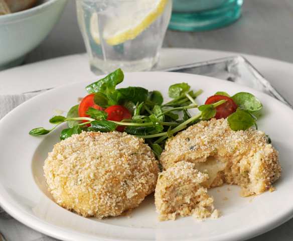 Gruyère salmon patties with salad
