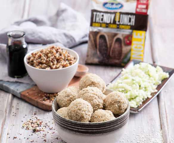 Trendy Lunch (quinoa trio, cukinia, pomidory)  z pulpetami z indyka i surówką