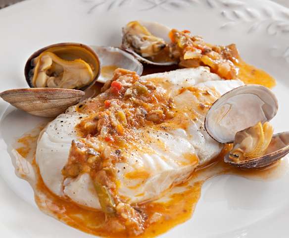 Rosada al vapor con almejas y salsa de verduras