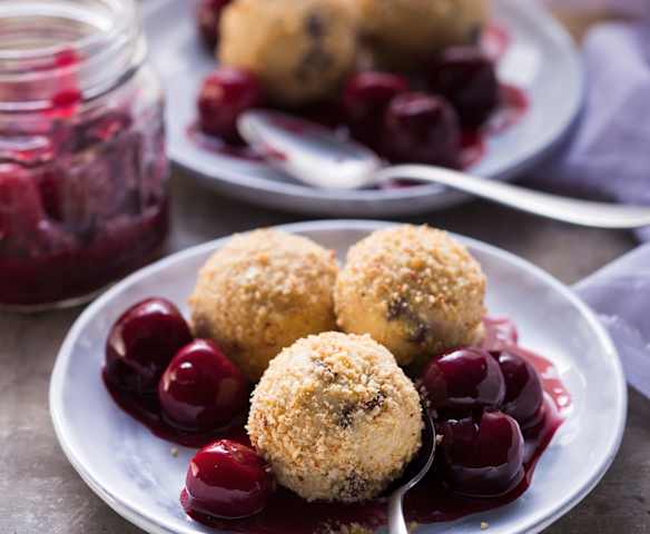 Quark-Klößchen mit heißen Kirschen