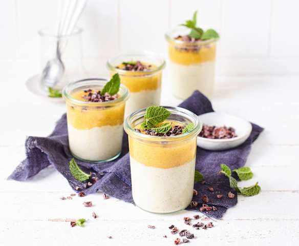 Weiße Schokocreme mit Mangosauce (vegan)