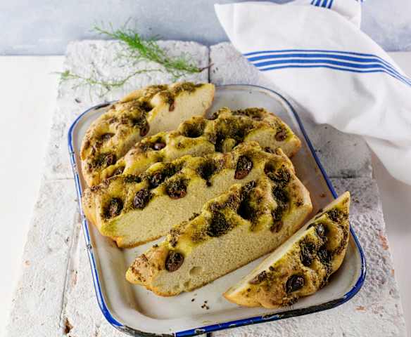 Kräuter-Knoblauch-Focaccia mit Oliven