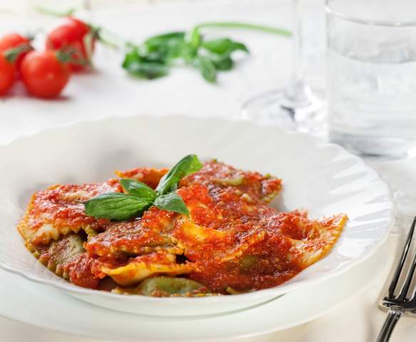 Ravioli alla cernia con sugo di pomodoro al basilico
