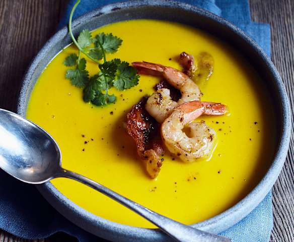 Süßkartoffel-Buttermilch-Suppe mit Bacon und Garnelen Süßkartoffel-Buttermilch-Suppe mit Bacon und Garnelen