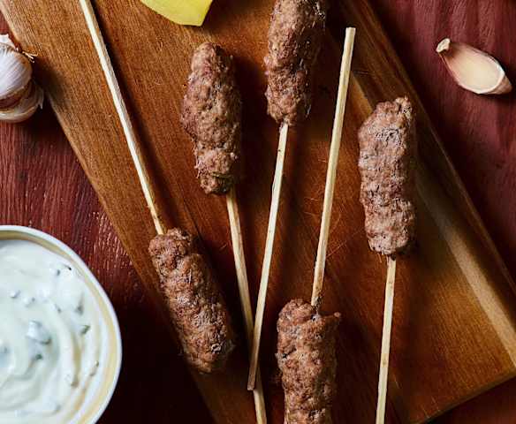 Mini kebab e patate con salsa yogurt alla menta Mini kebab e patate con salsa yogurt alla menta
