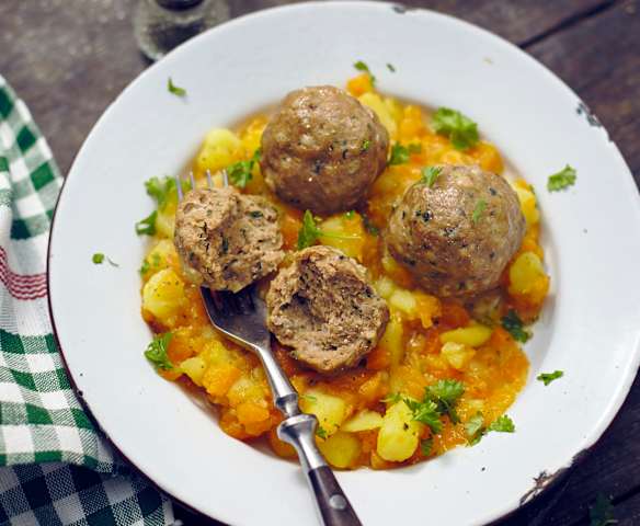 Möhren untereinander mit Frikadellen