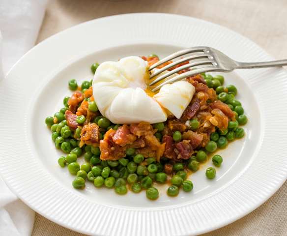 Guisantes con jamón y huevos poché
