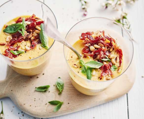 Gaspacho de melon, pancetta grillée, pignons et basilic Gaspacho de melon, pancetta grillée, pignons et basilic