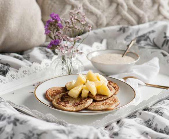 Racuchy owsiane z ananasem i sosem bananowo-orzechowym