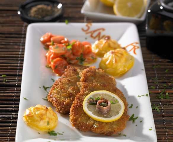 Wiener Schnitzel mit Sahnemöhrchen und Herzoginkartoffeln Wiener Schnitzel mit Sahnemöhrchen und Herzoginkartoffeln