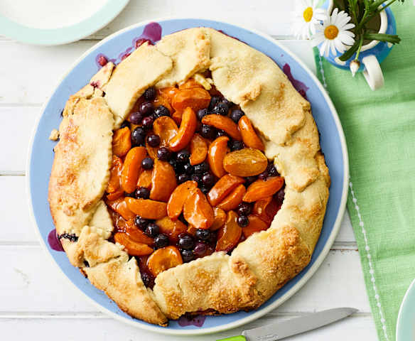 Frei geformte Aprikosen-Blaubeer-Tarte