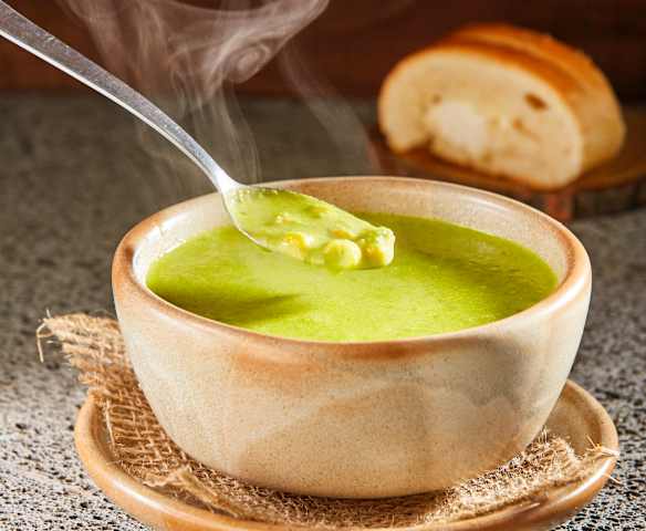 Crema de chile poblano y flor de calabaza