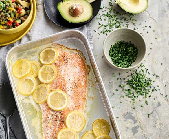 Salmão com salada de lentilhas, pimentos e abacate