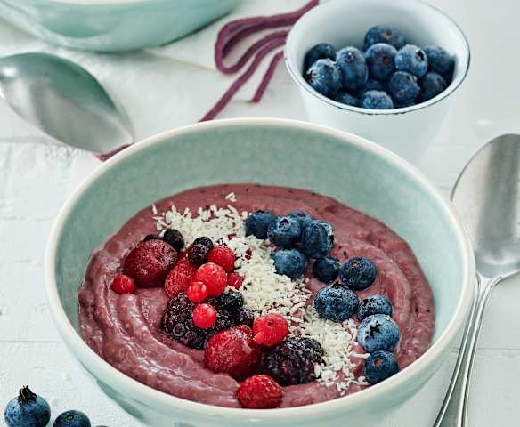 Smoothie Bowl mit Beeren