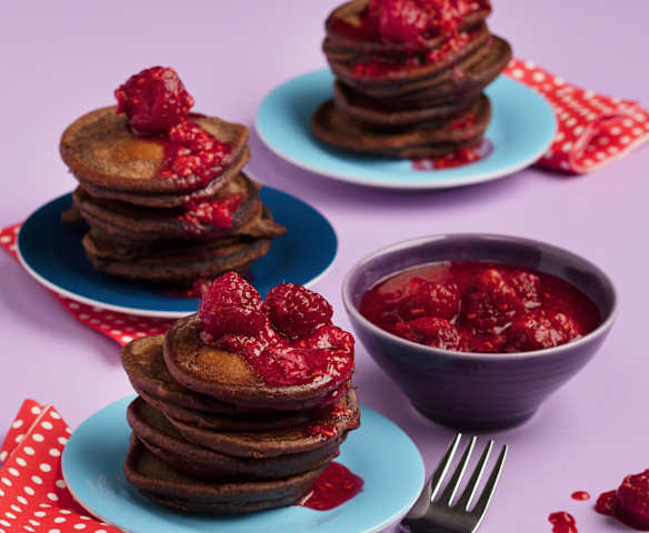 Kakaopancakes mit heißen Himbeeren