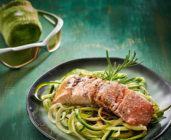 Balsamicozalm met courgettenoedels Balsamicozalm met courgettenoedels