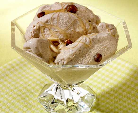 Gelato ai pinoli e caffè