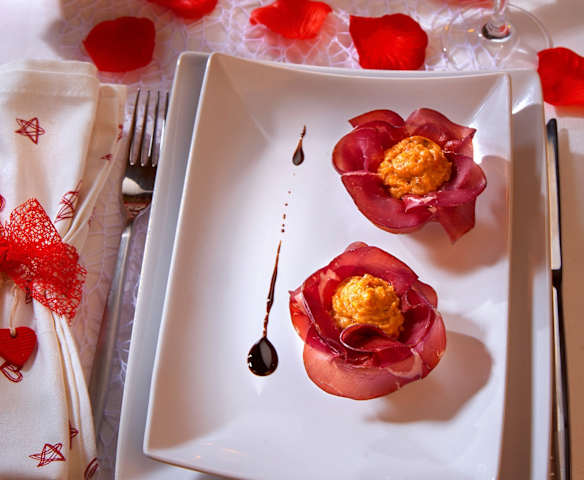 Rose di bresaola con crema ai pomodori secchi (per 2 persone) Rose di bresaola con crema ai pomodori secchi (per 2 persone)