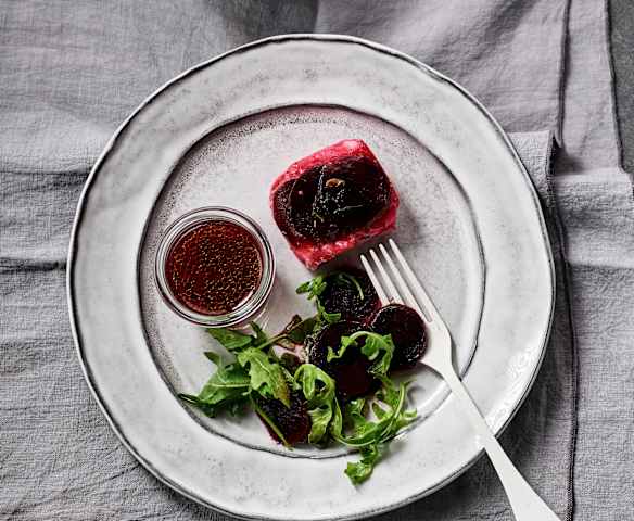 Medaglioni di nasello sottovuoto con barbabietole marinate e rucola Medaglioni di nasello sottovuoto con barbabietole marinate e rucola