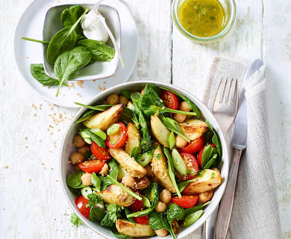 Kartoffelsalat mit Kichererbsen und Spinat