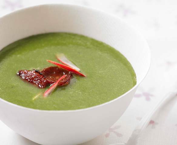 Fanes de radis en velouté et chorizo croustillant