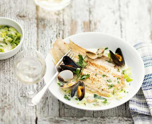 Solette du bassin, moules et coques, fondue de poireau