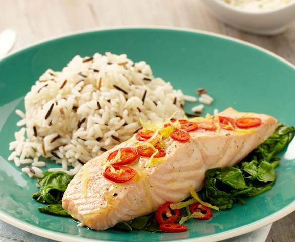 Losos se špenátem a divokou rýží