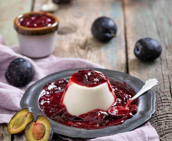 Maślankowa panna cotta z duszonymi śliwkami