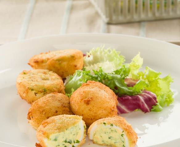 Huevos rellenos de quesitos, cebolleta y apio